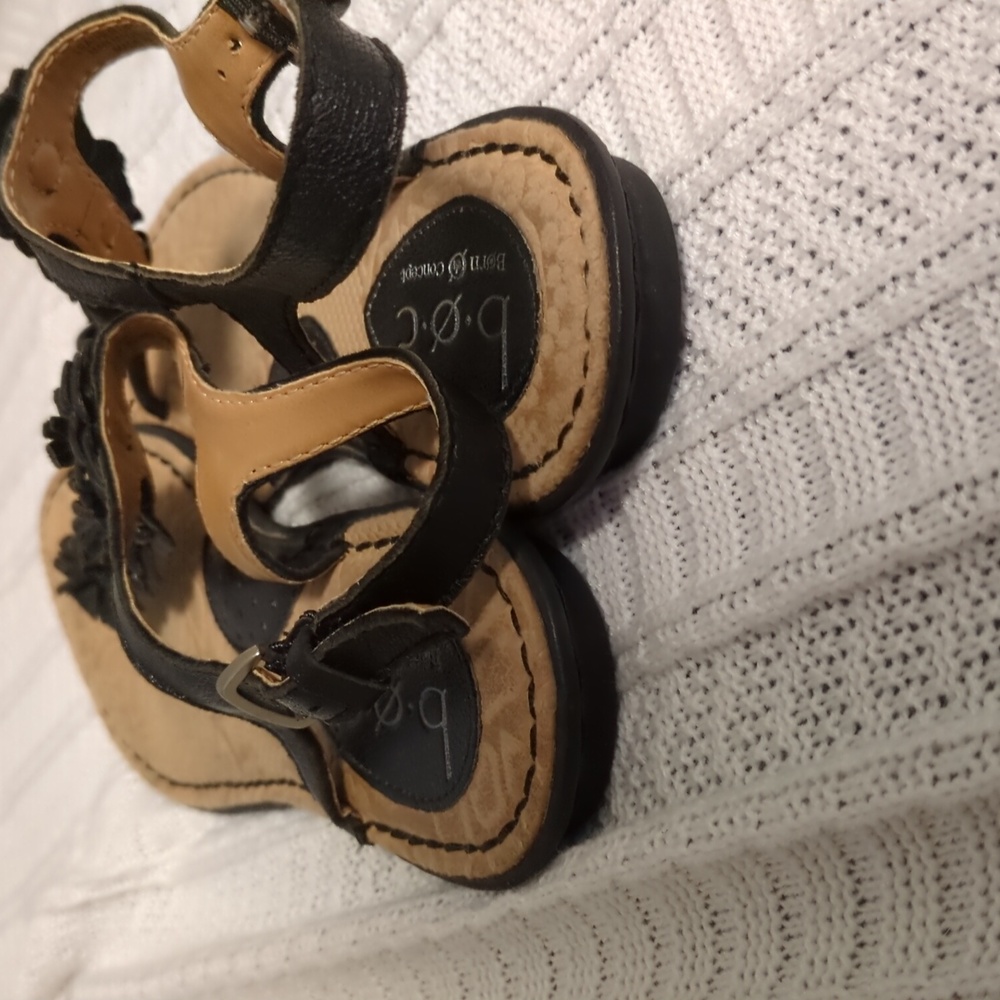 Stylish Black B.O.C. Slingback Sandals with Leather Floral Accent & Insole - EUC - Picture 3 of 12